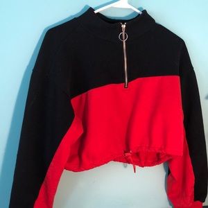 Cropped hoodie/sweater. Zipper and drawstring